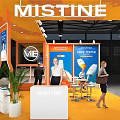 MISTINE Orange Modern Exhibition Booth With Display Panels And Staff Interaction