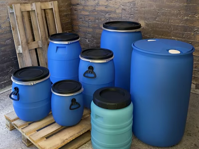 Durable Industrial Equipment Blue Plastic Drums with Black Lids in Various Sizes on Wooden Pallets 3d model