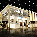 HAERS Exhibition Booth Modern Design With Open Interior Product Displays Counter And People Inside