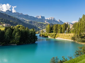 Blue sky, white clouds, sea water, green grass texture (ID:ffach688750)