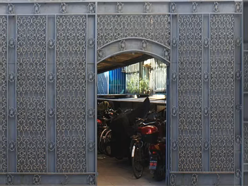 Black-gray wrought iron carved gate texture (ID:ffaeh865089)