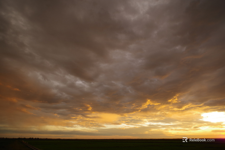 The sky is cloudy in the morning, cloudy in the morning, cloudy in the day, dusk in the afternoon, sunset in the evening. texture